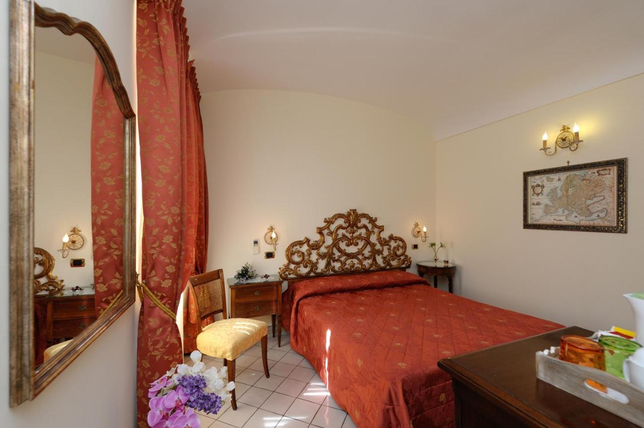 Amalfi Old Square Room & Apartments Екстериор снимка